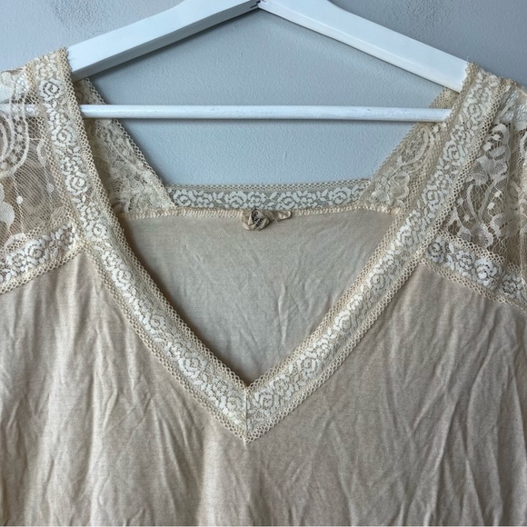 POL Cream Honey Lace Sleeve V-Neck Short-Sleeved Top Medium - Picture 6 of 7
